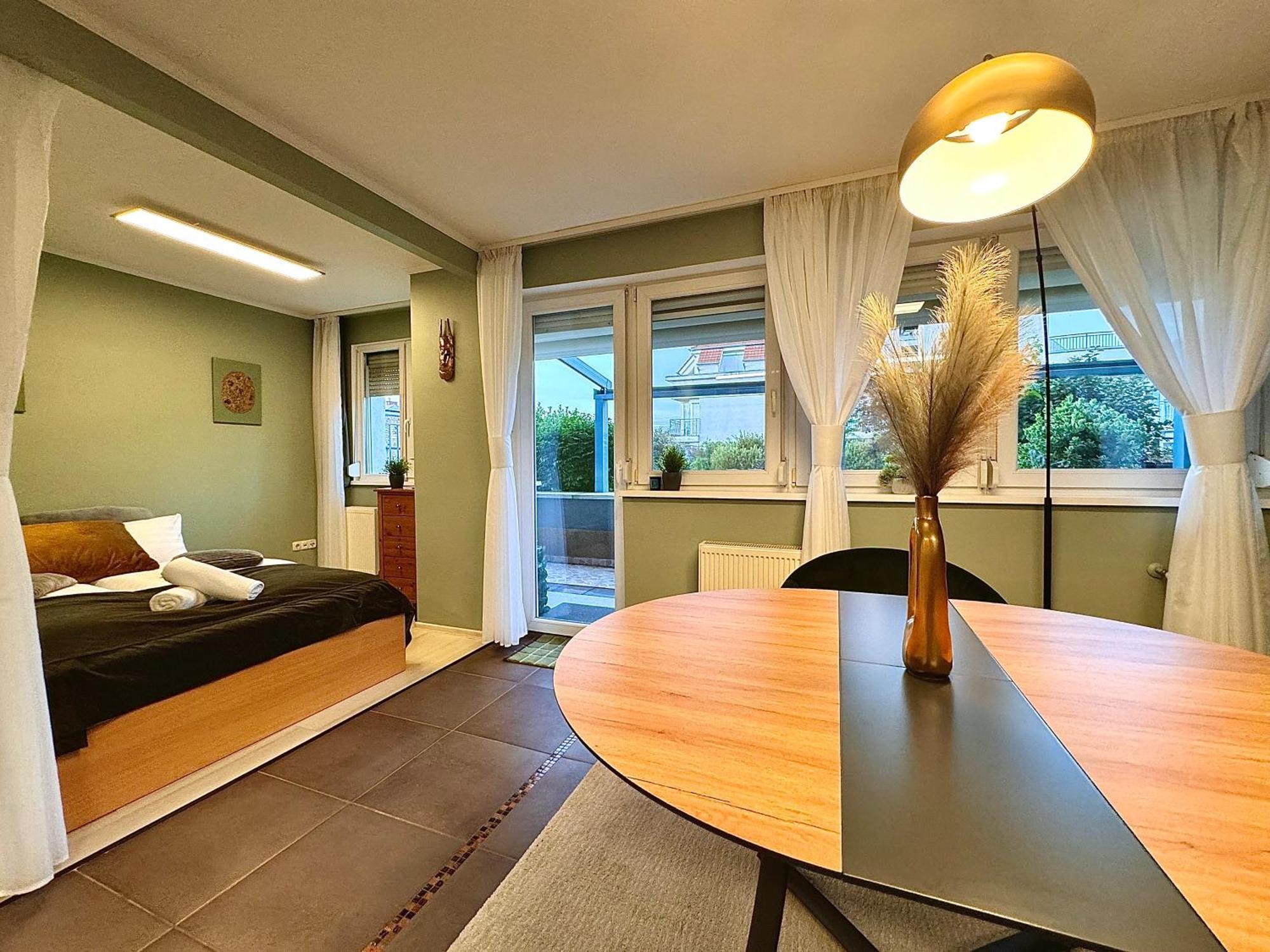 Private Rooftop Terrace - Sunny Retreat Apartman
