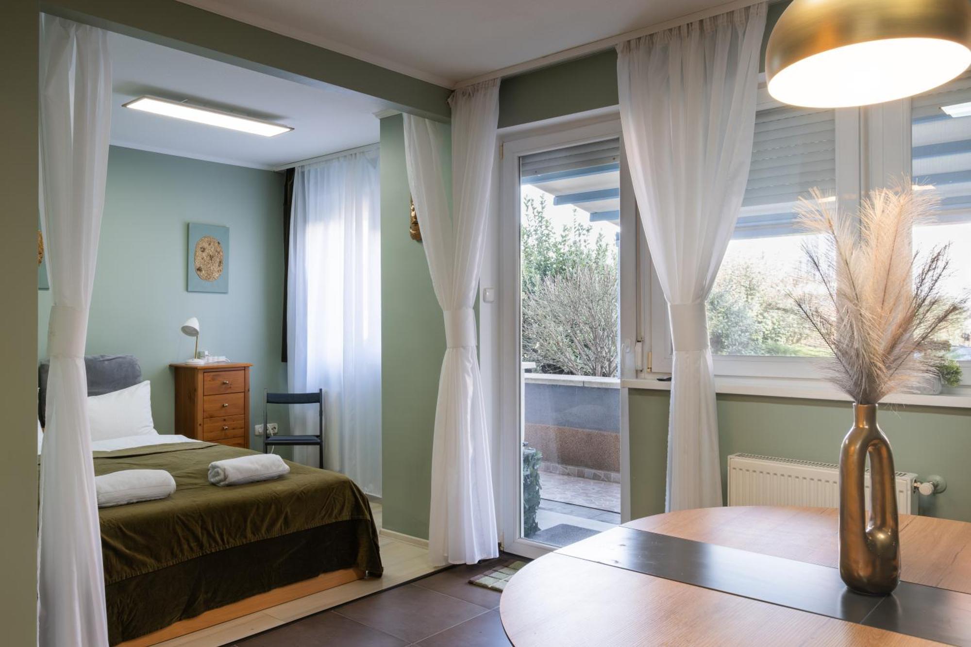 Apartman Private Rooftop Terrace - Sunny Retreat *